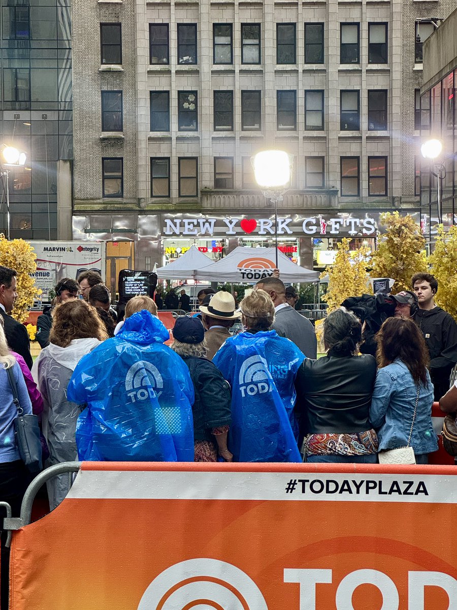 Some quick snaps 📸 from my morning walk #NYC

I may have made it onto the Today Show.