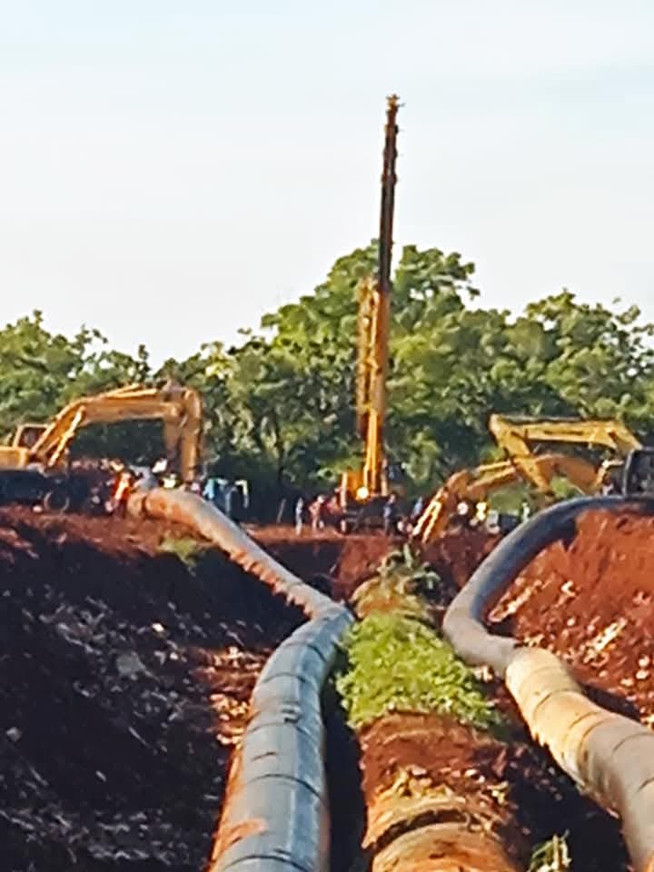 InesMChapman's tweet photo. Unidad de varias entidades en la  operación para sustituir tramos de conductos ineficientes en Cuenca Sur en La Habana. Colocados los nuevos Tubos de 1200mm y se avanza en la conexión con red principal. Se eliminan pérdidas de 200 litros por segundos.  #UnidosXCuba https://t.co/UBccEIcTTX