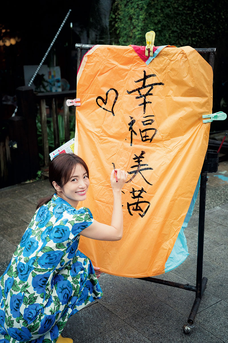 公式】上戸彩写真集『Midday Reverie』 7/10発売 (@Ayaueto_MR