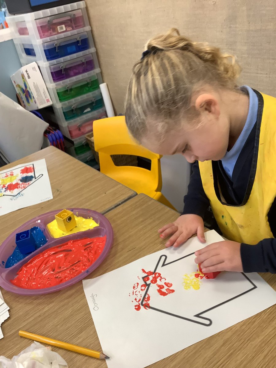 Mrs__Edge's tweet photo. Nursery are certainly budding artists! We took inspiration from Giuliana Lazzerini to print our own houses. We are learning about families and who lives in our house. #stmarysradcliffeEYFS @StMarysRCRad https://t.co/wYYg34vRNj