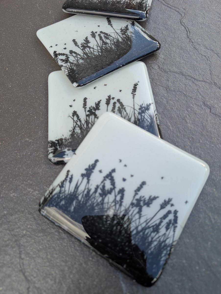 Wonderful wildflower and meadow silhouette on grey glass coasters. Beautiful handcrafted glass coasters, perfect to put a cuppa on.

#handmade #giftideas #homedecor 

samphireglass.etsy.com/listing/437584…