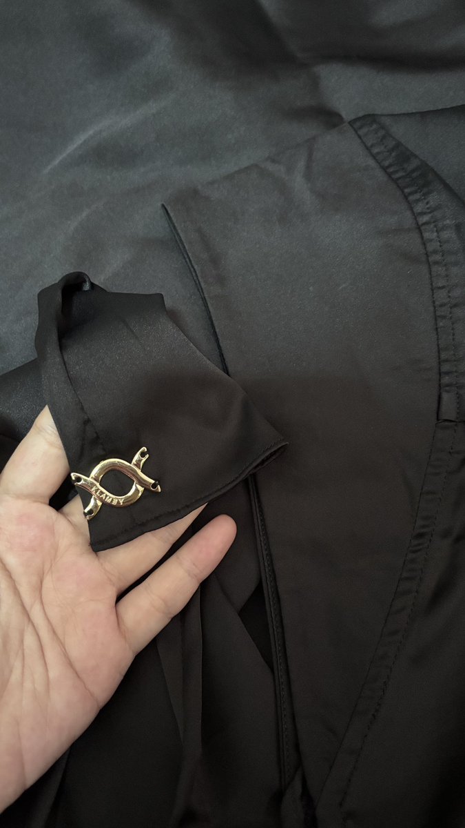 cihahihu's tweet photo. Titip sini yaa, wts saina instant hijab by wearing klamby. Bahan satin silk detail depan bergo ada plat gold nya. 75k sajaa. Preloved pemakaian pribadi baru 2x pakai ajaa. https://t.co/NEYq7cfUD5