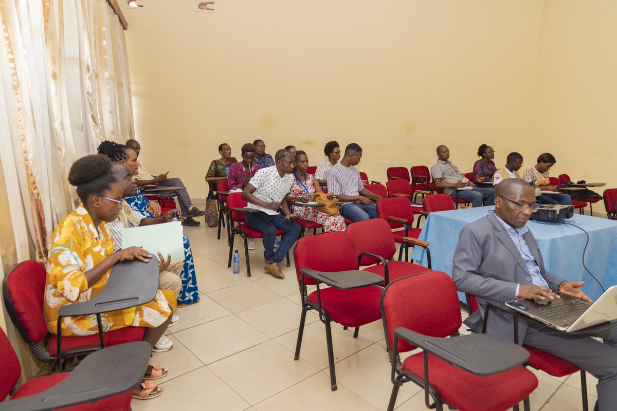 msp_burundi's tweet photo. Le @msp_burundi,à travers les programmes en charge de #MTNC et #Nutrition,a réuni les professionnels des médias pr 1 atelier visant à rappeler leur rôle ds la campagne de distribution de masse des médicaments et de supplémentation en Vitamine A, organisée du 25/09 au 03/10/2025. https://t.co/saZXbMDm8v