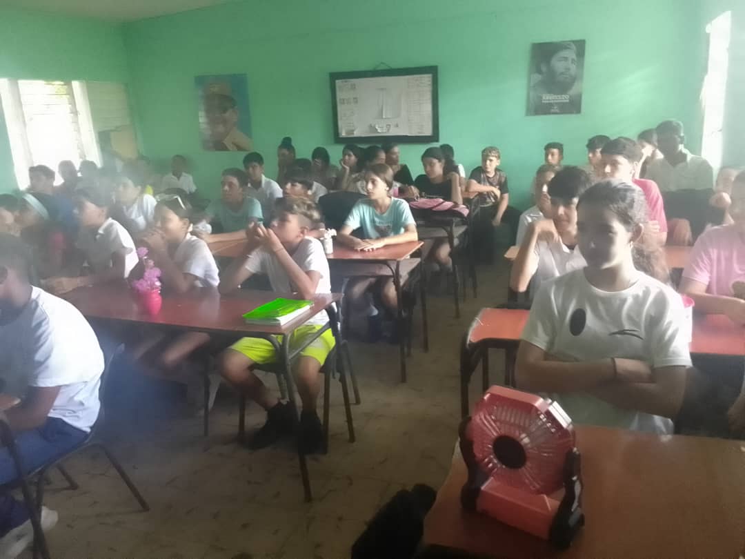 Es tarea de todos ,combatir Las Drogas.Juntos con la Fiscalìa,y otros especialistas damos muestra de espacios llenos de saberes.
La Secundaria Básica Rubèn Martínez Villena del municipio #CiegodeÀvila dice No a las Drogas.