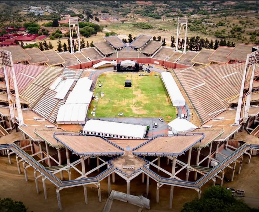 abii <a href="/Didi97879465/">Didi💛💙</a> taymda şunu görünce sen geldin aklıma 😅 güney afrika'daki mmabatho stadium

görüşü kapatan köşesi kolonu yok.. kapalısı maratonu da marsilya'daki gibi tek katlı deltoid şekil..