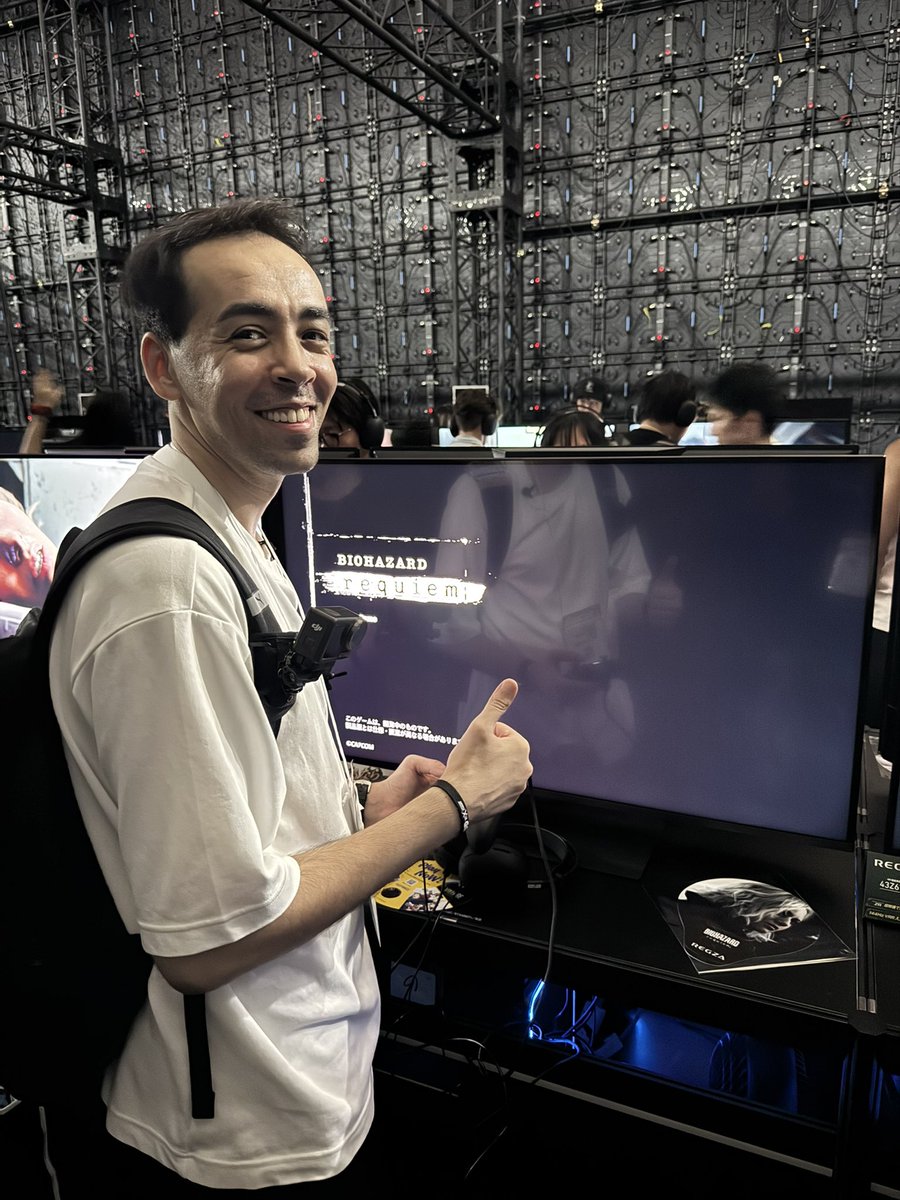 صور تجربتي للعبة #ResidentEvilRequiem في معرض طوكيو للألعاب 2025 (التجربة كانت على الكمبيوتر)

التجربة ممتعة لكنها مليئة بالرعب الحقيقي 🥲
مدة التجربة 17 دقيقة (مُت فيها مرتين 😭)

الرسومات والتحريك والمؤثرات الصوتية خياااااال
ان شاء الله بكره بجربها على Switch 2

الشنطة رهييييبة