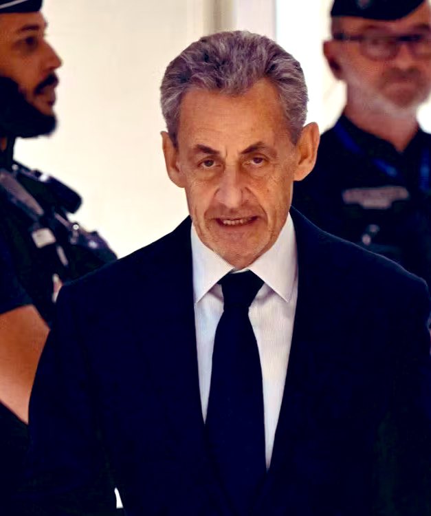 Le voyou de la république, l’ex président français Nicolas Sarkozy, condamné à de la prison ferme pour un quinquennat. Que Mouammar Kadhafi repose en paix. En attendant que les États de l’AES le traînent eux aussi en justice pour la déstabilisation du Sahel.