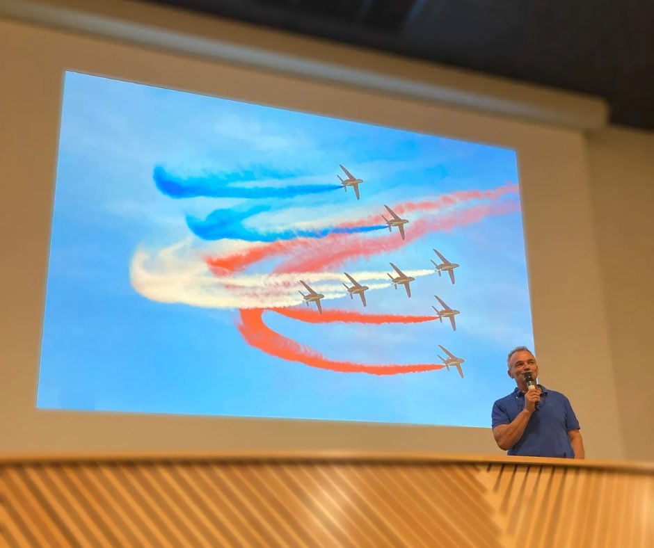 🚀 À l’#IUTBlagnac, on apprend que la performance collective naît de la confiance et de l’expertise. 🙏 Merci à Bruno BEZIER ancien directeur de la <a href="/PAFofficiel/">Patrouille de France</a> pour son témoignage inspirant auprès de nos étudiants Génie industriel et #maintenance #GIMBlagnac