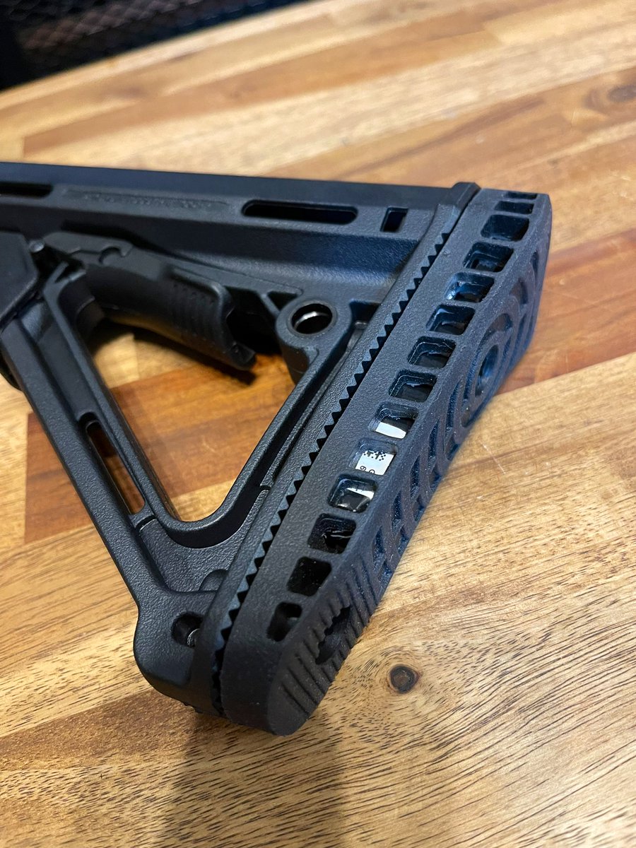 ANRatFink's tweet photo. HK416DをCTRストック仕様にしたいけど、次世代のSOPMODバッテリーのスペースはストック内だから、ストック交換が難しい。で、悩んだ結果、肩パットのゴム部分を加工して、LiPoバッテリーを収納するスペースを作ることにした。
あとは本体側の配線だな。
#HK416D 
#東京マルイ 
#エアガン https://t.co/JzOG2bM10A