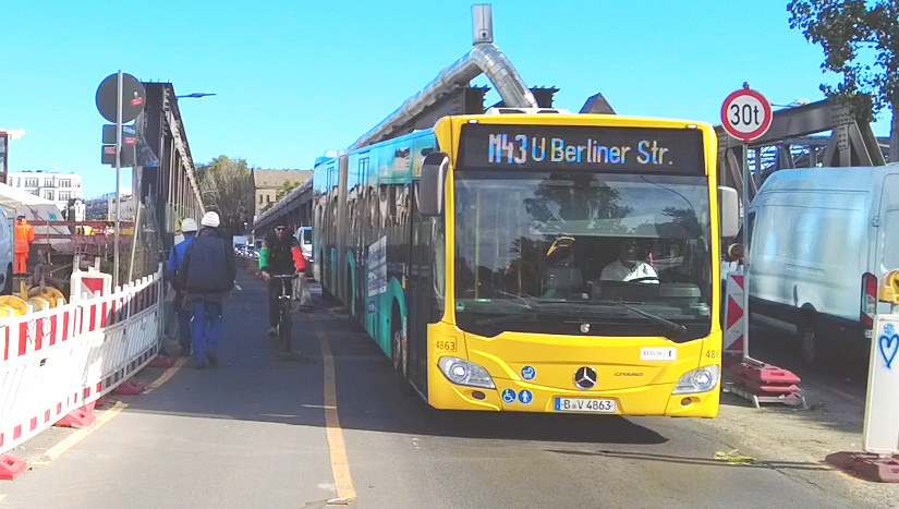 Elsenbrücke: Radspur opfern für mehr Autospuren — die falsche Antwort auf den durch die A100 verursachten Stau:
a100stoppen.de/elsenbruecke-a…
Seit Eröffnung des 16. A100-Bauabschnitts von Berlin-Neukölln nach Treptow herrscht auf der Elsenbrücke Dauerstau. Die Buslinien 194 und M43
