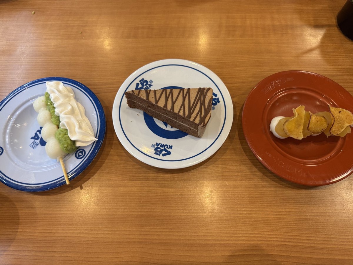 くら寿司で怪獣8号フェア🦖🍣

5皿で回せるガチャが当たりやすくなる一皿プラス10円でチャレンジ笑

いでさん空気読まずに天丼やうどんを注文😮‍💨

あと残り3枚で回せる！
そんな時はデザート注文😂

スタッフさんの協力もあって
ガチャ3つ当たりました🎯