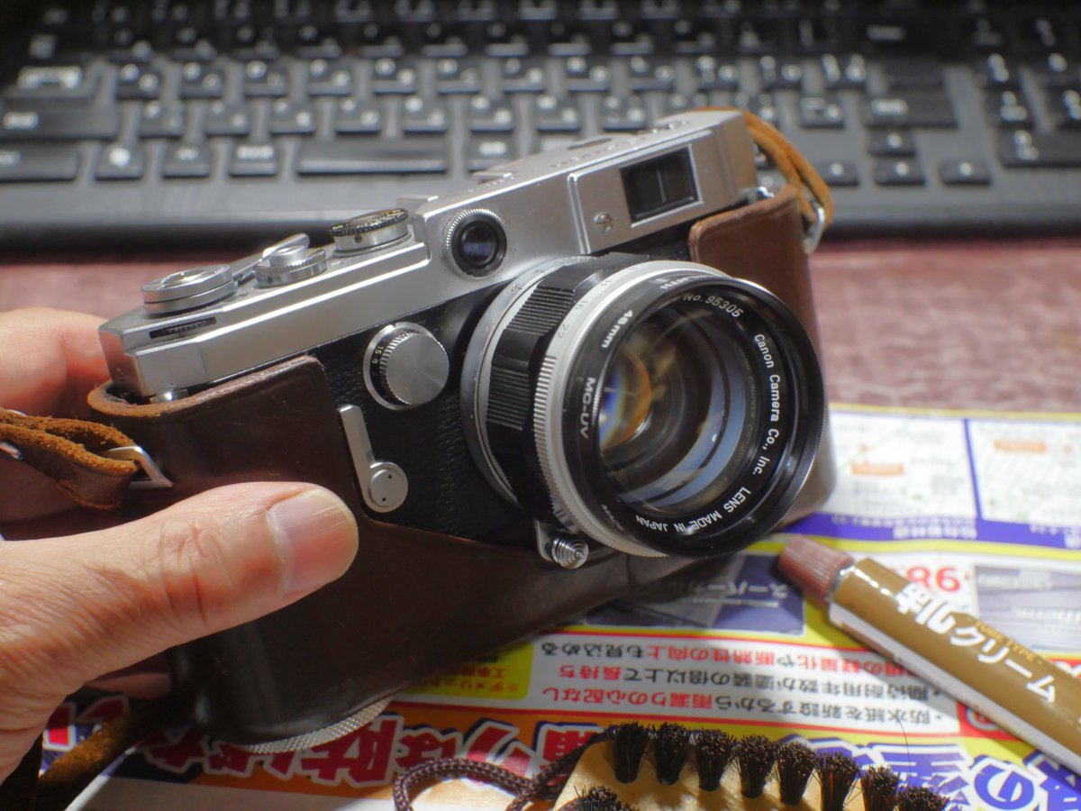 今日、仕事を終え玄関間につくと…置き配の段ボールが… そう、先週末…Canon L1用の純正ケースをメリカリでポチっていたもの。当然60年前オーバーの代物…状態は説明されていたので…早速、清掃と補修をして…仕上げは靴クリーム…そこそこ綺麗になったようです。
因みに、送料込みで1.200円也。