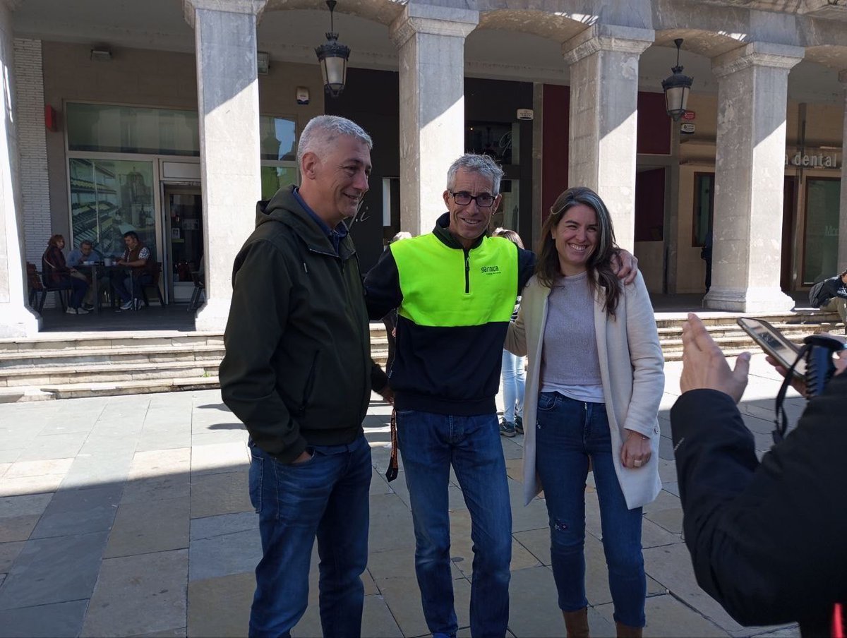 alternatiba's tweet photo. Maderas Llodioko langileekin bat egin dugu gaur goizean. Enpresak hainbat langile kaleratu eta murrizketak egin nahi ditu.
💪 Batu mobilizazioetara! egunero piketeak deitu dituzte 5:00, 13:30 eta 21:30etan https://t.co/dOx45HA2o3