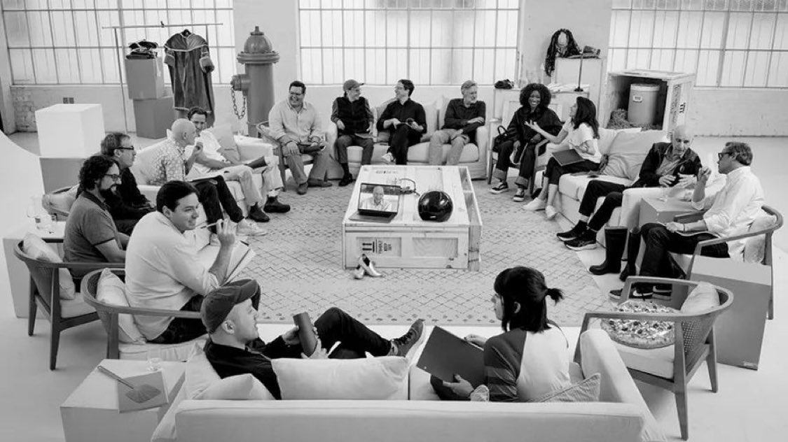 Rick Moranis, Bill Pullman, Lewis Pullman, Daphne Zuniga, George Wyner, Mel Brooks, Josh Gad, Keke Palmer, Anthony Carrigan e gli autori in una prima foto dalla lettura del copione di Space Balls 2.