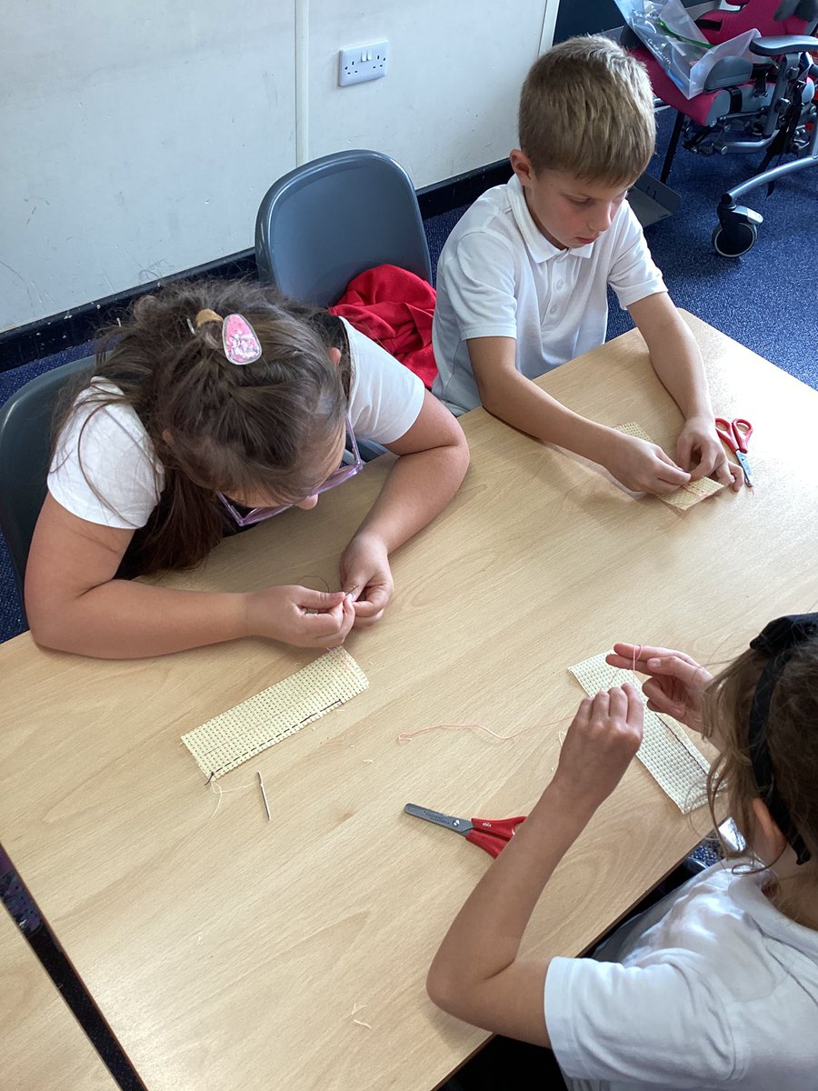 SouthdaleY3's tweet image. A jam-packed week in Year 3! Practicing stitching techniques in DT, exploring attacking and defending in PE, learning how our muscles work in science and enjoying a fun book club in the library! 🧵⚽️💪🏼📚✨#Year3 #PrimarySchool #BusyWeek