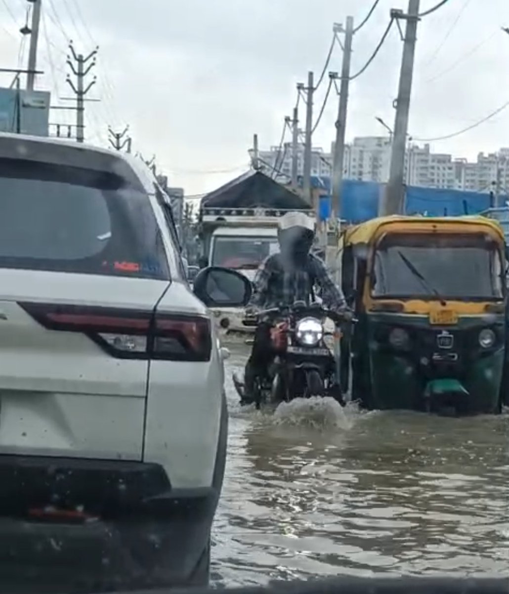 Tiwary_IND's tweet photo. @MunCorpGurugram @cmohry @OfficialGMDA @HaryanaPwd Sewer water flooding infront of Godrej summit sec 104 has made the roads unlivable and unsafe for residents. The issue has persisted for days without resolution. Requesting immediate intervention. #Gurgaon #PublicHealth" https://t.co/UyLsxgBx2T