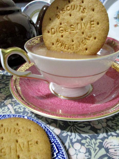 エインズレイのオーチャードゴールドで本日のお茶。夏の盛りには少し暑苦しさを覚えたこの赤いカップが今は秋めいて好ましく思える。良い季節。