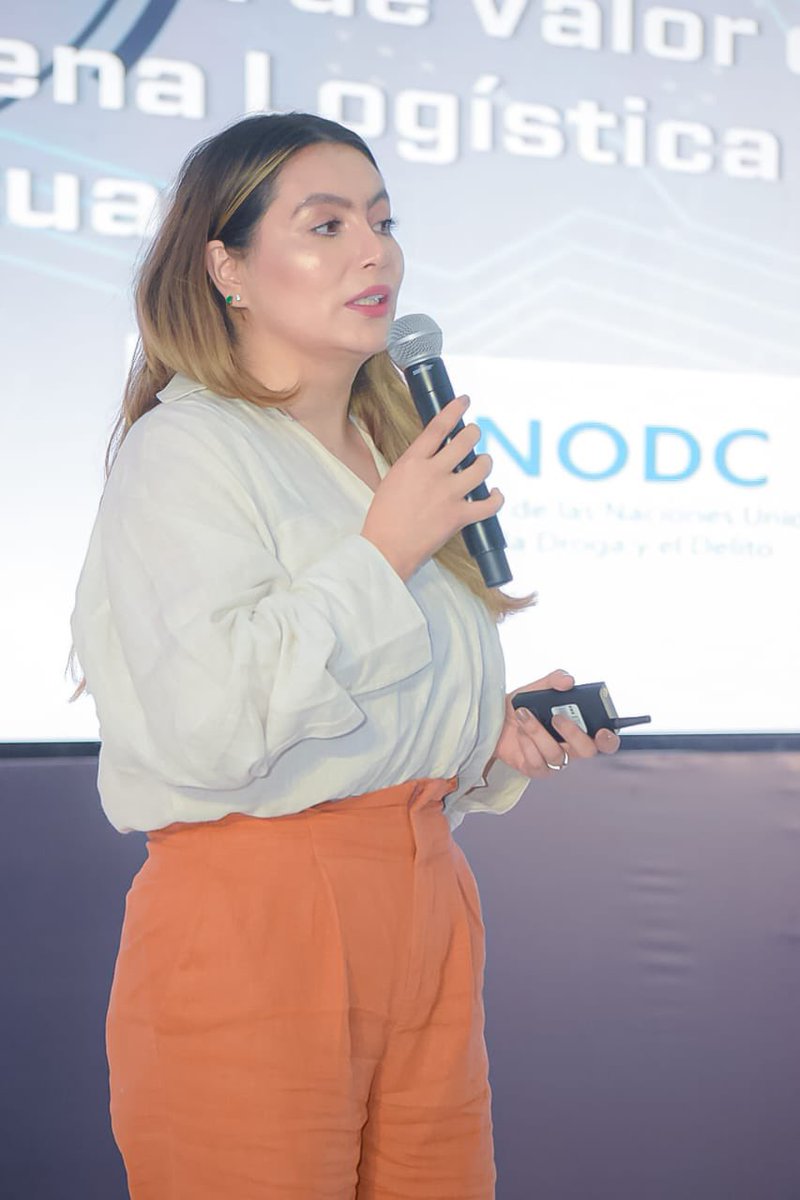 bascbquilla's tweet image. #AEstaHora la Sra Andrea Agudelo, en el #ForoBASCyAMCHAM con su conferencia &quot;Riesgos de Corrupción y​ Actores Relacionados al Sistema de Valor de la Cadena Logística Portuaria​&quot; Porque la integridad y la seguridad en la cadena logística comienzan con conocimiento
#SupplyChainAl