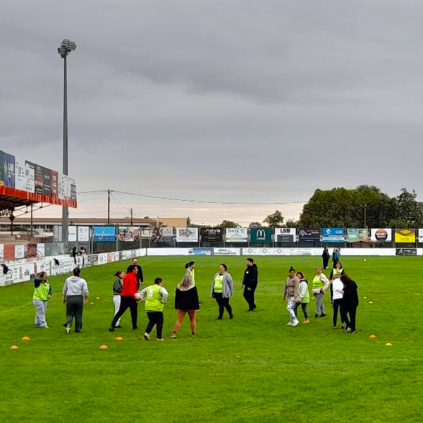 FTravail_NA's tweet photo. 🏉 À Langon, le rugby remplace le bureau !

15 entreprises &amp; 100 candidats participent à #DuStadeVersLEmploi.

Sur le terrain, les valeurs de l’ovalie révèlent des atouts recherchés par les recruteurs : esprit d’équipe, écoute, rigueur et mobilisation. 💪

📸 Retour en images ⤵️ https://t.co/MnGDErqcEV