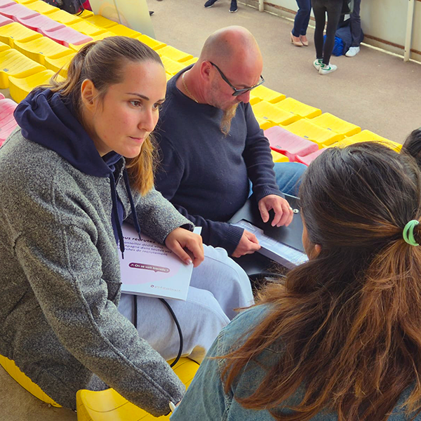 FTravail_NA's tweet photo. 🏉 À Langon, le rugby remplace le bureau !

15 entreprises &amp; 100 candidats participent à #DuStadeVersLEmploi.

Sur le terrain, les valeurs de l’ovalie révèlent des atouts recherchés par les recruteurs : esprit d’équipe, écoute, rigueur et mobilisation. 💪

📸 Retour en images ⤵️ https://t.co/MnGDErqcEV