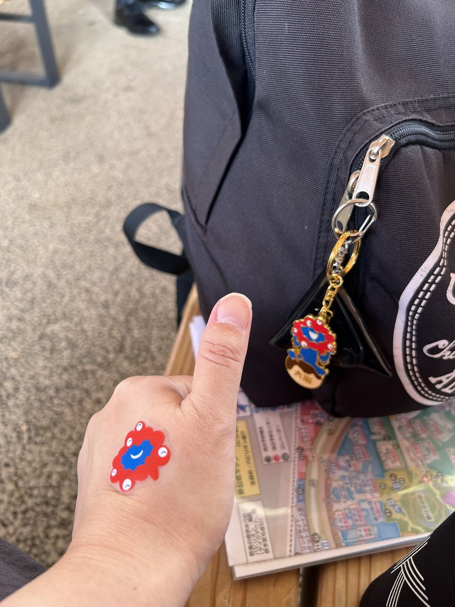 sango_k's tweet photo. 9/24関西大阪万博行ってきました。前日、京都駅のグッズショップで買ったフェイスシール
他に貼ってる人いなくて会場ですれ違う人に何度か羨望の眼差しを受け、（顔に貼るシールなんてあるんだーとか通り過ぎた後言われた）パビリオンのスタッフさんも気付いてくれて甥っ子ご満悦💕4枚入り880円です！ https://t.co/qCsp5FiAYN