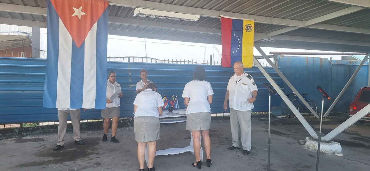 Hoy en la #AduanadeCuba manifestamos nuestro apoyo a #Venezuela contra las amenazas imperiales, recordando a Marti: "¡Deme Venezuela en qué servirla: ella tiene en mí un hijo!".  #CubaConVenezuela