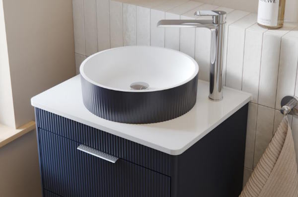 Reed, a premium collection brings elegance to any bathroom. Inspired by graceful lakeshore reeds, its fluted drawer fronts create a tactile, refined finish that adds depth and character.  Have a look at fkbd.eu/consumer-focus…
#bathroomdesign #bathroomfurniture #bathrooms #KBB