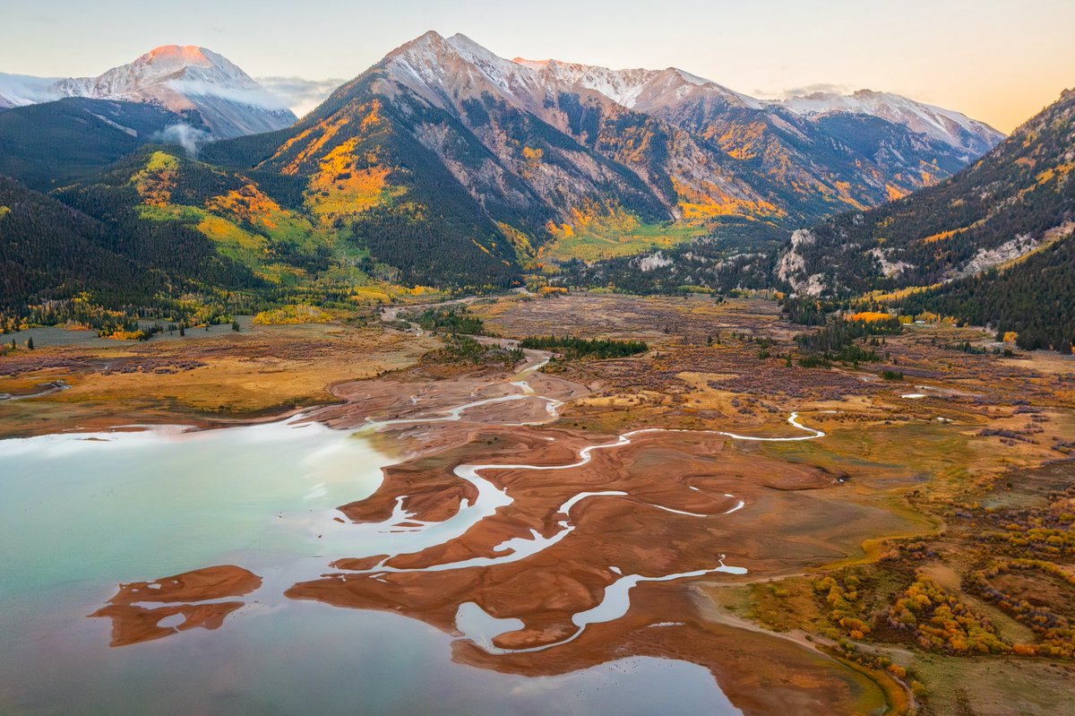 Good morning from one of the most beautiful small towns in Colorado. Sunrise hitting the high peaks with fall color nearing peak itself 🙏  #cowx
