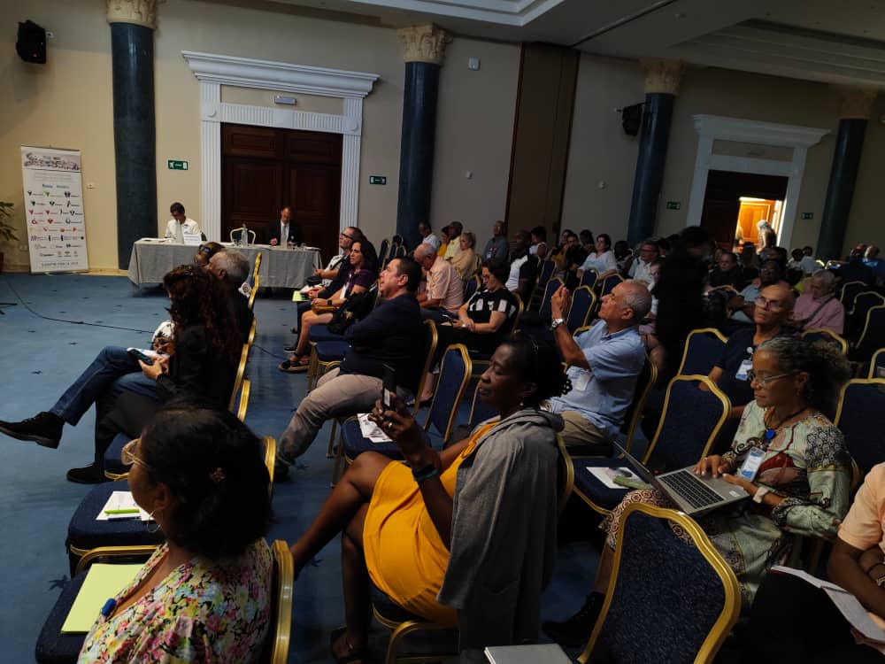 ✅ Resultados científicos avalan la calidad de la vacuna cubana #Porvac. La Lic. Beatriz Ramos Ruiz (<a href="/CigbCmg/">CIGB Camagüey</a>) presentó en #Biomanufacturing2025 el control del banco de células. Un logro que asegura la eficacia de la vacuna para proteger la sanidad animal en #Cuba.