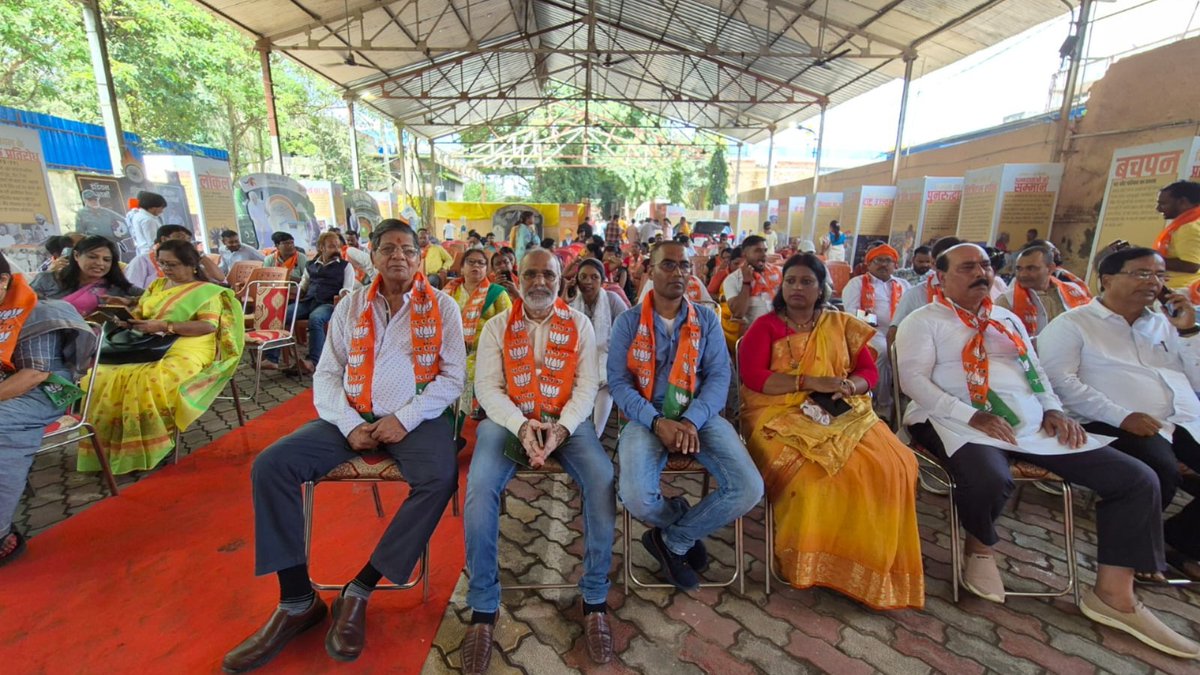 Shankar_Dubey18's tweet image. **&quot;🙏 पं. दीनदयाल उपाध्याय जी की जयंती पर संगोष्ठी 🙏
#BJP रांची महानगर द्वारा राष्ट्र समर्पण, एकात्म मानववाद व अंत्योदय के प्रणेता का स्मरण किया गया।
इस अवसर पर पूर्व CM श्री #RaghubarDas जी मुख्य वक्ता रहे, विधायक श्री #CPSingh जी व कार्यकर्ता बड़ी संख्या में शामिल हुए।