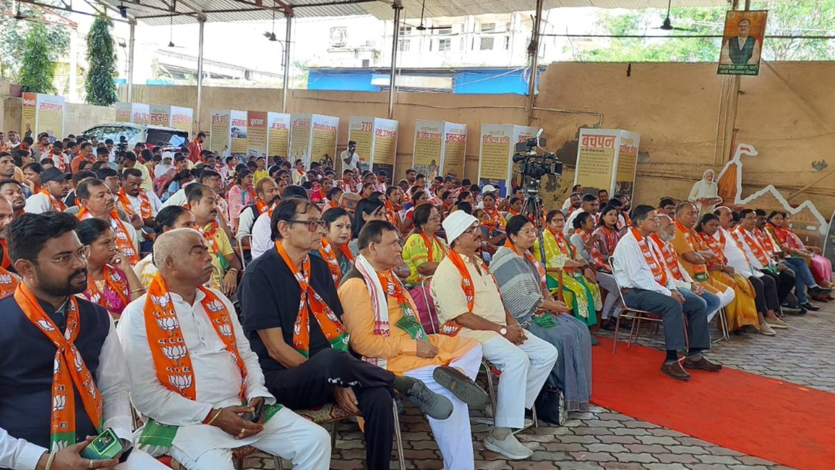 Shankar_Dubey18's tweet image. **&quot;🙏 पं. दीनदयाल उपाध्याय जी की जयंती पर संगोष्ठी 🙏
#BJP रांची महानगर द्वारा राष्ट्र समर्पण, एकात्म मानववाद व अंत्योदय के प्रणेता का स्मरण किया गया।
इस अवसर पर पूर्व CM श्री #RaghubarDas जी मुख्य वक्ता रहे, विधायक श्री #CPSingh जी व कार्यकर्ता बड़ी संख्या में शामिल हुए।