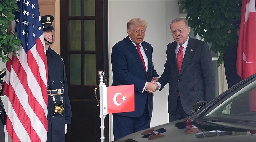Bu toplumun azımsanmayacak bir kısmı -üzülerek belirtiyorum ki- hastalıklı.
Bakın bunu bir hakaret olarak değil, gerçekten yadsınamaz olan bu tablonun artık bir cinnet haline büründüğü/evrildiği için söylüyorum.

Normalde Erdoğan televizyonda konuşurken dahi kanal değiştiren bu