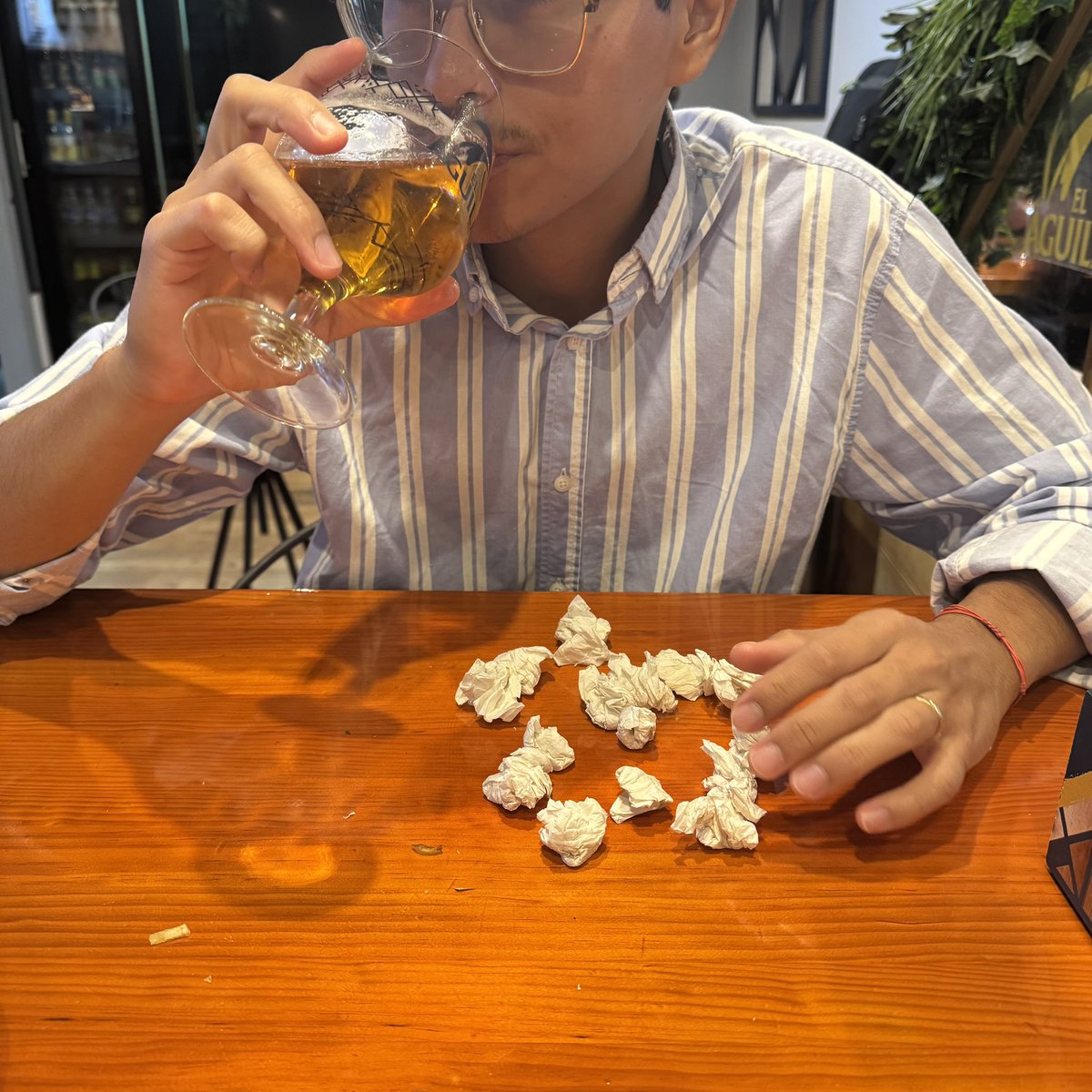 Un psicólogo que analice la cantidad de servilletas en una conversación de 30 minutos