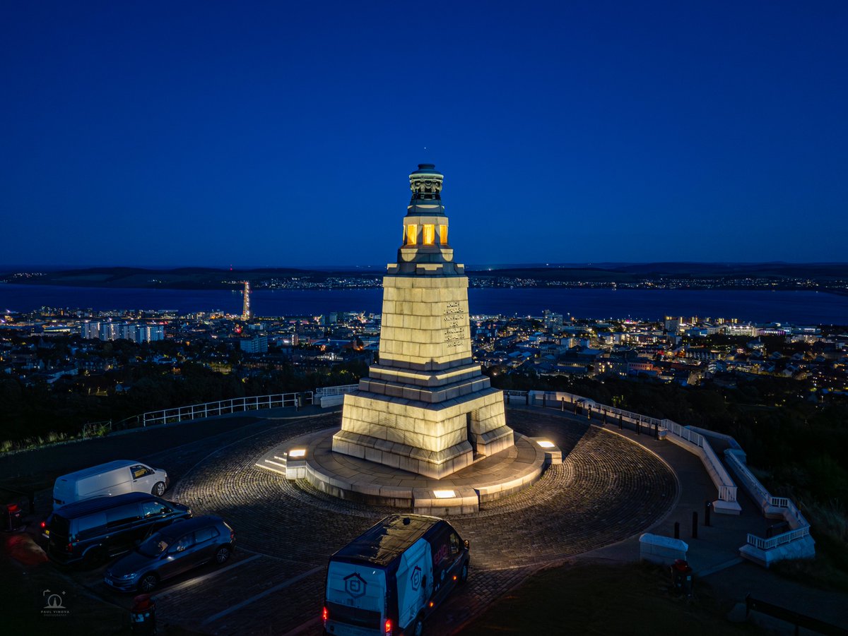 The #Dundee Law War memorial lit up, with the International Space Station gliding just above it 🛰️