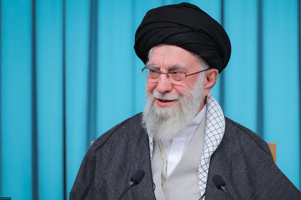 بوی عطر چفیه سید علی دنیا رو خواهد گرفت و دودمان کفر و فساد و نفاق رو بر باد خواهد داد.
اینی که گفتم تحلیل نیست؛ یک خبره. امری که قطعا محقق خواهد شد.
#نزدیک_صبح