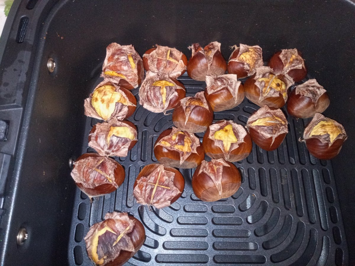 Ho fatto le caldarroste nella friggitrice ad aria, che poi lo so, non è una friggitrice, è un forno ventilato, ma sticazzi, sono venute ottime.