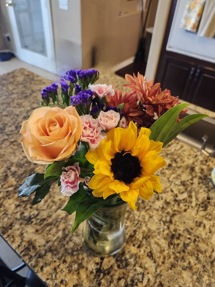 PackersEla's tweet photo. Love getting surprise flowers from the hubby ๐ ๐ #SpoiledWife #ImLoved https://t.co/YuyPG4KeIA