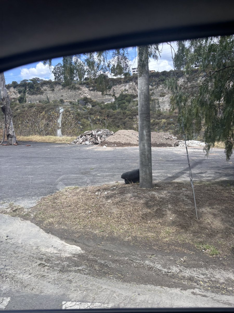 crisparedes's tweet photo. @amcquito @MunicipioQuito @teleamazonasec en esta zona antes usada por la AMT, junto al puente antiguo del Río Chiche, han empezado a botar escombros. Ya denuncié anteriormente y no hay respuesta alguna. Cada día hay más basura acumulada. https://t.co/eqNQ0ue5AW