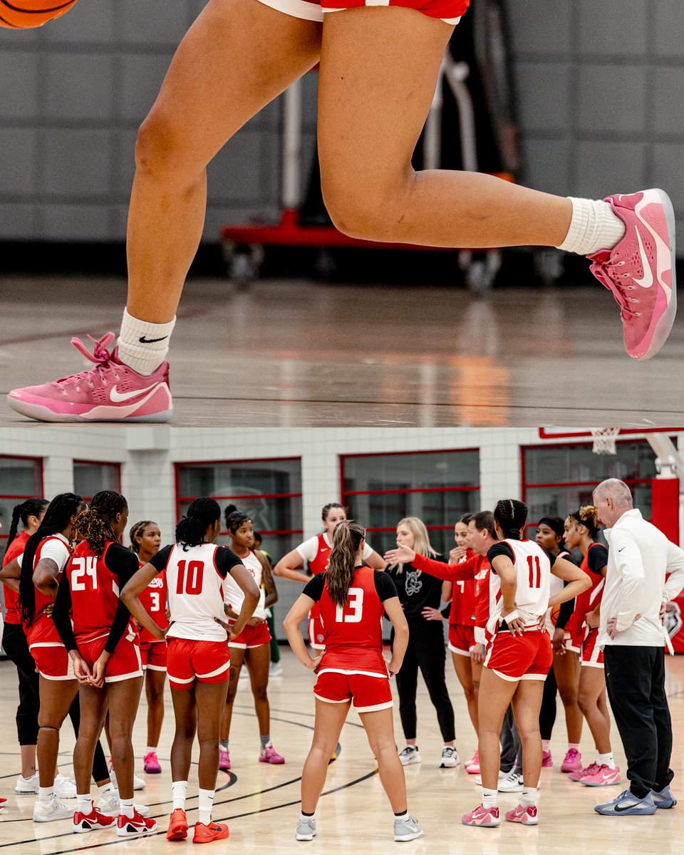 Showing off the shoe game for 𝐅𝐚𝐬𝐡𝐢𝐨𝐧 𝐅𝐫𝐢𝐝𝐚𝐲.

#GoLobos