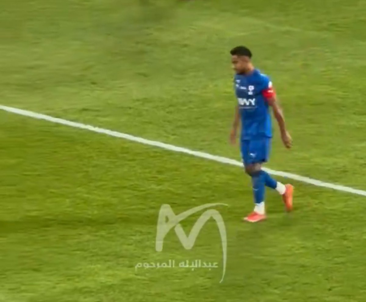 #الهلال_الاخدود سالم الدوسري لازم تراجع حساباتك ثالث مباراة تكون فيها سيء وخصوصاً اليوم كل قراراتك سيئة كل فكره عندك سيئة راجع نفسك ولا الدكه تصحيك يا قايز 💙