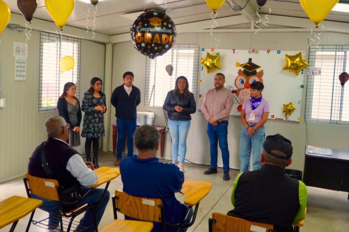 SEBIEN_cdmx's tweet image. ¡Garantizamos su derecho a la educación!📚

En los Centros del #IAPP, personal del @INEAmx imparte clases de nivel básico a los usuarios y usuarias para que continúen sus estudios.

¡Les compartimos algunas fotografías de los egresados del #CVC!📸

#CapitalDeLaTransformación