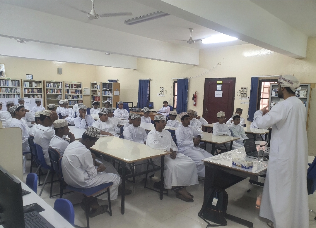 في اطار تفعيل التعاون مع مؤسسات المجتمع المدني والشراكة المجتمعية 
  نفذ الاستاذ /علي العجمي  اختصاصي تطوير أعمال في مؤسسة إنجاز عمان   
ورشة تأسيس مشروع ناجح   
وتم مناقشة اهم المهارات الريادية لبداية أي مشروع  وكيفية بناء الأفكار ومهارة الإقناع #طيطام_بنين