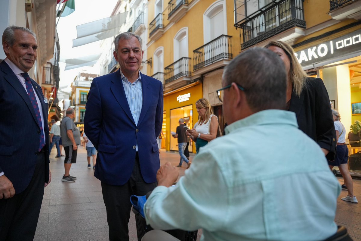 Sevilla homenajea a Antonio Rivero Taravillo en el pregón de la 48ª Feria del Libro Antiguo y de Ocasión

Emotivo acto en el <a href="/cmisevilla/">Círculo Mercantil</a> tras su fallecimiento. Sus palabras, escritas antes de su muerte, fueron leídas por Rafael Jurado, cumpliendo así el deseo del propio escritor.