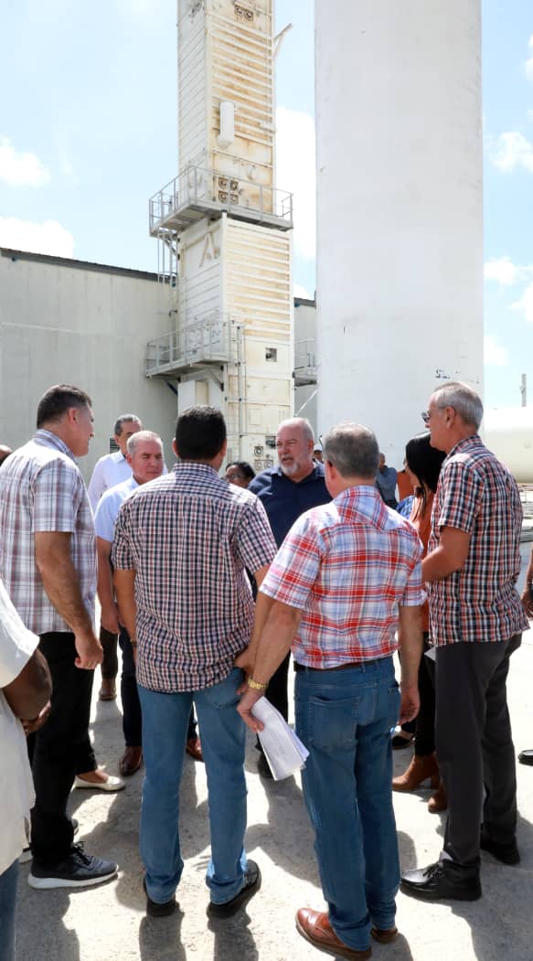 En visita gubernamental a Granma, recorrimos los municipios Cauto Cristo y Bayamo, donde chequeamos la implementación del Programa de Gobierno, y las acciones para superar la situación electroenergética y las dificultades con el abasto de agua.
Junto al pueblo, #DePieYCombatiendo