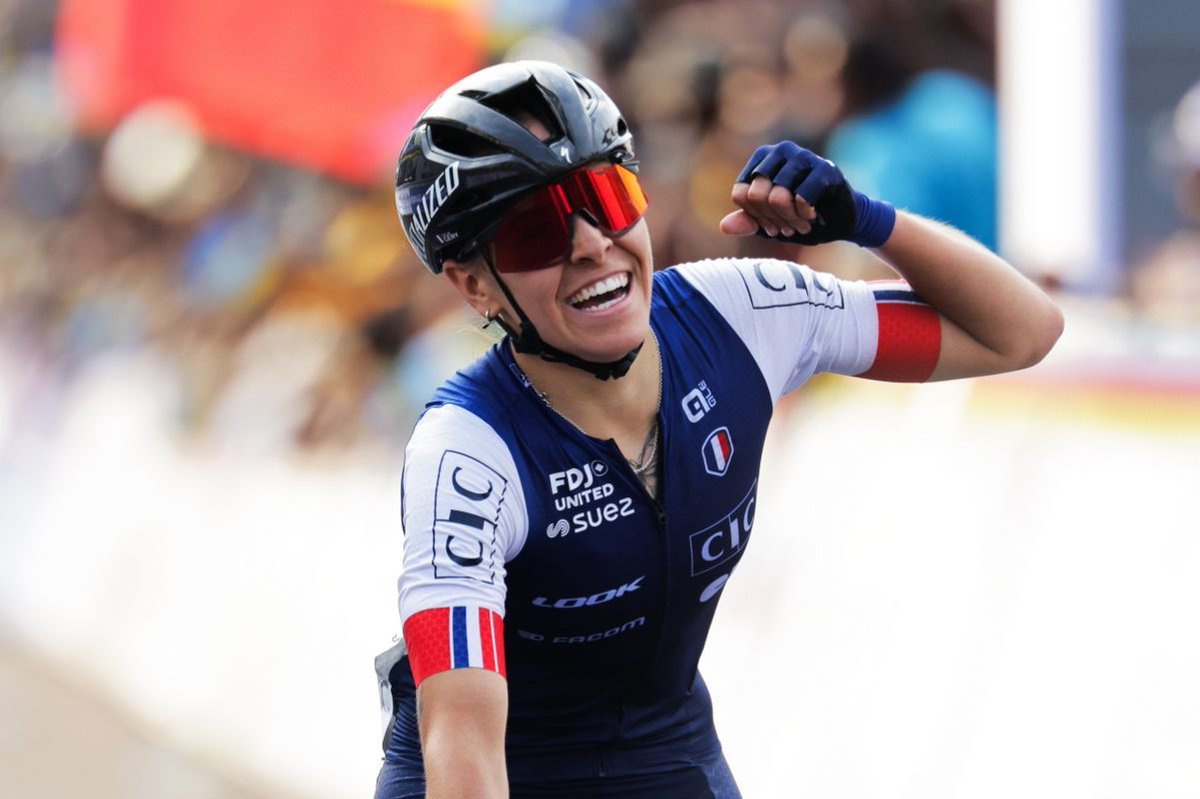 mundociclistico's tweet photo. #Kigali2025 🇷🇼 | HOY 🚴‍♀️🏆🌈🇫🇷🥇Célia Gery conquista en Kigali el título de campeona del mundo en ruta sub-23; 🇨🇴 Juliana Londoño la mejor suramericana🚴‍♀️🌈🇷🇼🏆🇨🇴👏

#UCIWorldChampionship2025 #CiclismoDeRuta #MundialdeRuta2025 @Kigali2025

https://t.co/qSsIFQqdqW https://t.co/uhDFi24e9B