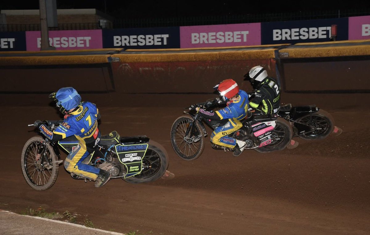 TigersSpeedway's tweet image. 🏁 𝗟𝗔𝗧𝗘𝗦𝗧 | 1️⃣2️⃣ heats gone...

🫡 Almost there!

Another 4️⃣ race winners - two for Chris, one for Jack and one for Picko. 

The boys are enjoying themselves tonight! 

🔵🟡 45-27 🧙‍♂️⚫️ 

📸 Charlotte Flanigan / Phil McGlynn
🐯 #TigersPride | #SHEIPS