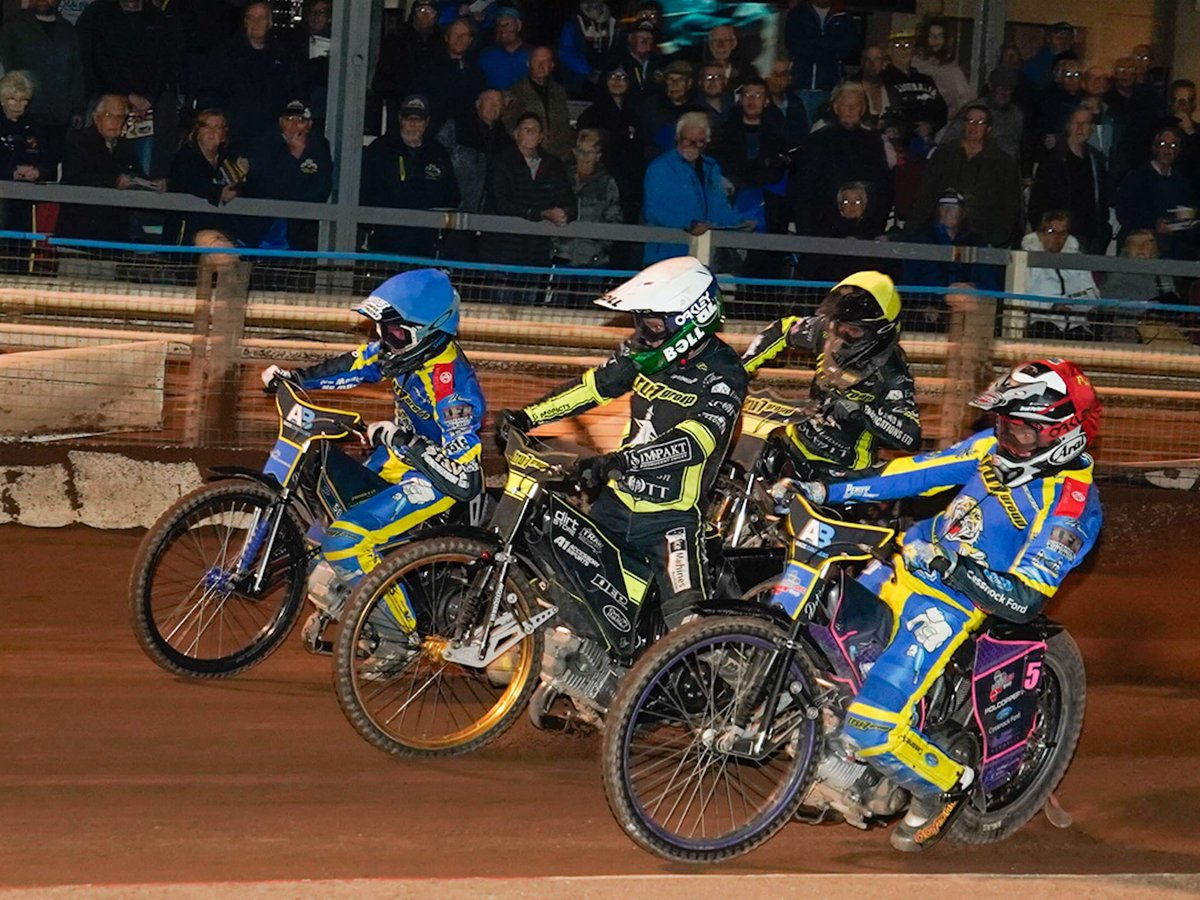 TigersSpeedway's tweet image. 🏁 𝗟𝗔𝗧𝗘𝗦𝗧 | 1️⃣2️⃣ heats gone...

🫡 Almost there!

Another 4️⃣ race winners - two for Chris, one for Jack and one for Picko. 

The boys are enjoying themselves tonight! 

🔵🟡 45-27 🧙‍♂️⚫️ 

📸 Charlotte Flanigan / Phil McGlynn
🐯 #TigersPride | #SHEIPS