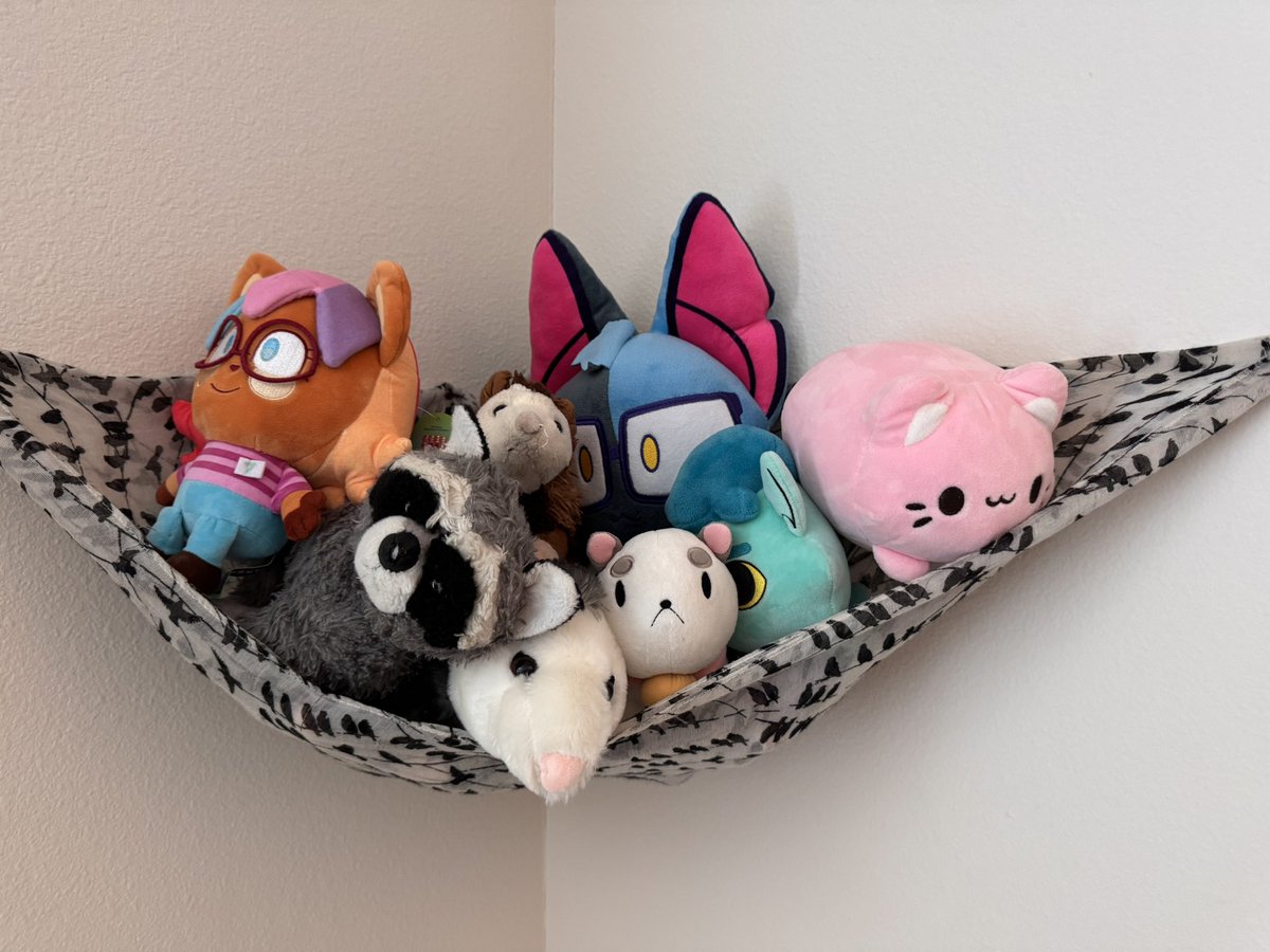 finally made a plushie hammock <3