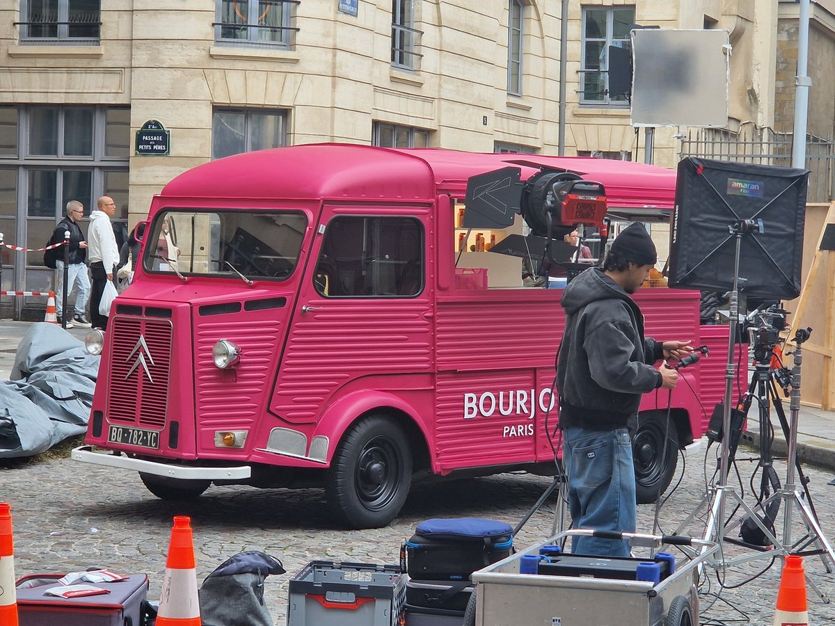 MmeBoouh's tweet image. Pour les copains de la team bagnoles 
Vu dans Paris cette après-midi sur un tournage #tub #Citroën