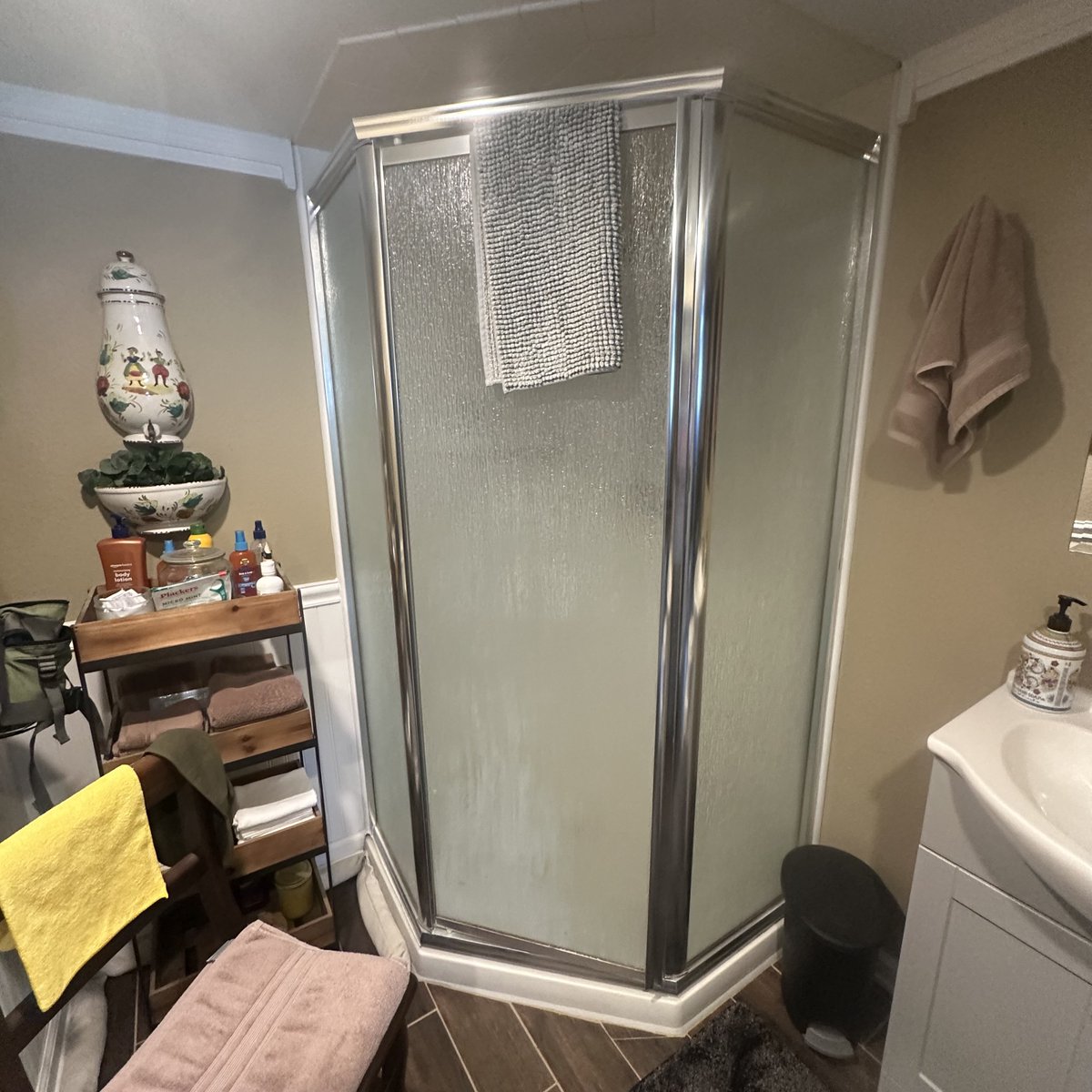 Bros_Redevelop's tweet image. Before &amp;amp; after: Brothers Redevelopment helped transform this home with a new garage door + a safer, accessible bathroom featuring grab bars and a walk-in shower!